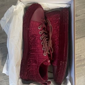 Brand new giuseppe zanotti Never worn. Size was too big. Velvet, no box